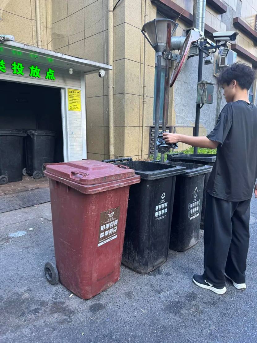 街道上有店铺的行李箱 AI 生成的内容可能不正确。