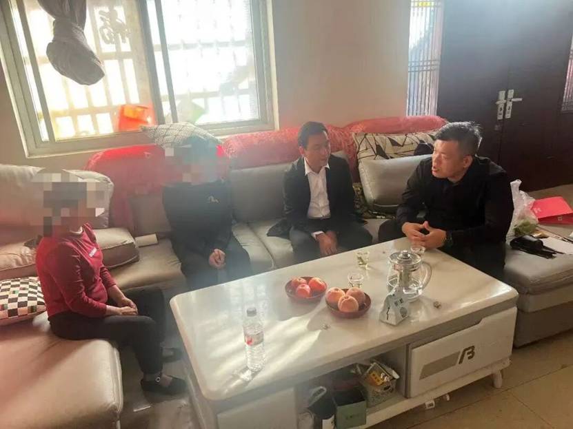 房间里的沙发和桌子 AI 生成的内容可能不正确。