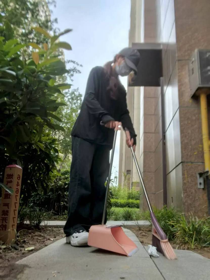 男人站在路边 AI 生成的内容可能不正确。