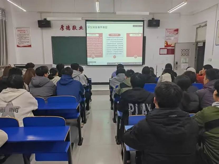 蓝色房间里的一群人 AI 生成的内容可能不正确。