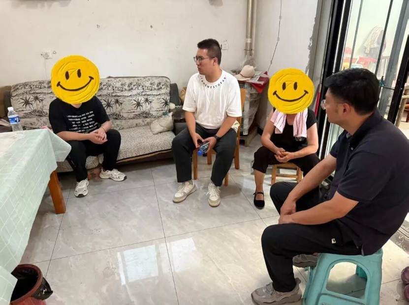 一群人在房间内玩体感游戏 AI 生成的内容可能不正确。