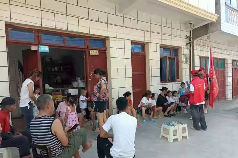 一群人在餐厅里走 AI 生成的内容可能不正确。