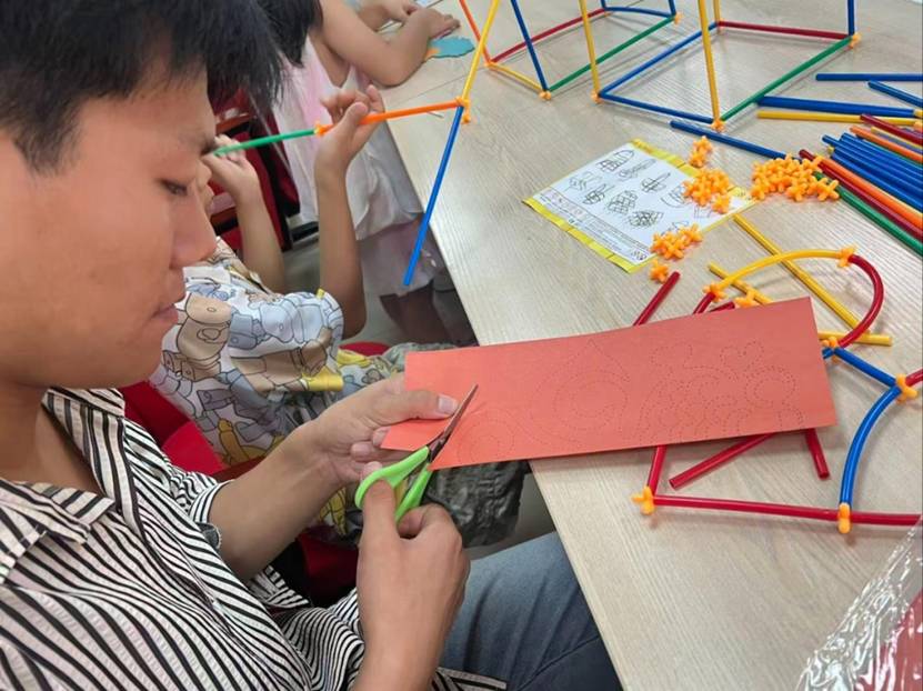 图片包含 人, 男孩, 桌子, 小孩 AI 生成的内容可能不正确。