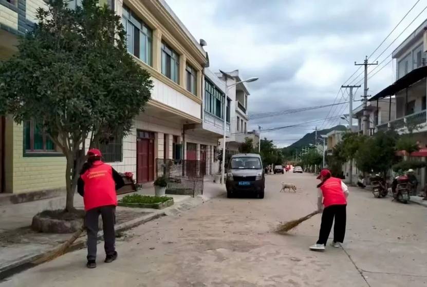 人走在街道上 AI 生成的内容可能不正确。