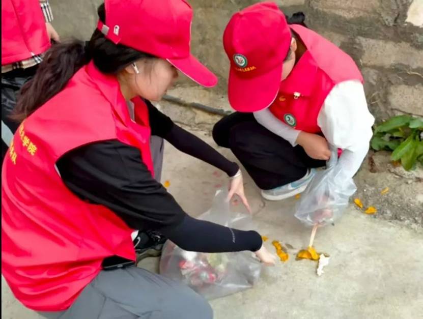 戴着帽子的小孩 AI 生成的内容可能不正确。