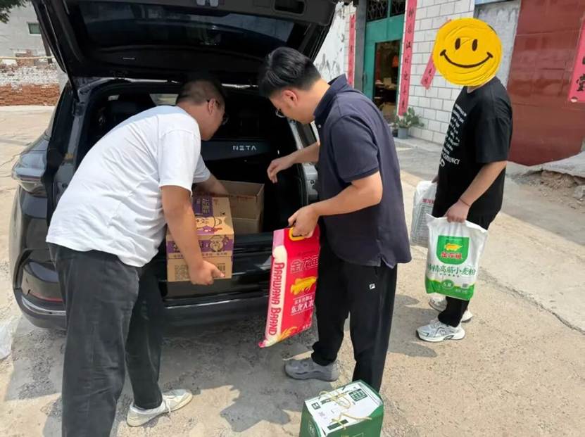 男孩站在汽车旁 AI 生成的内容可能不正确。