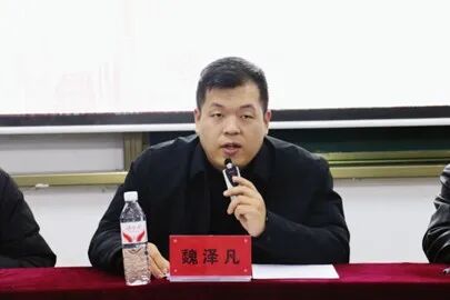 男人抱着小孩 AI 生成的内容可能不正确。