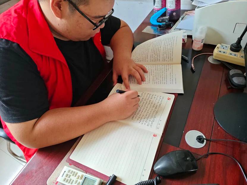 桌子上放着笔记本电脑的小孩 AI 生成的内容可能不正确。