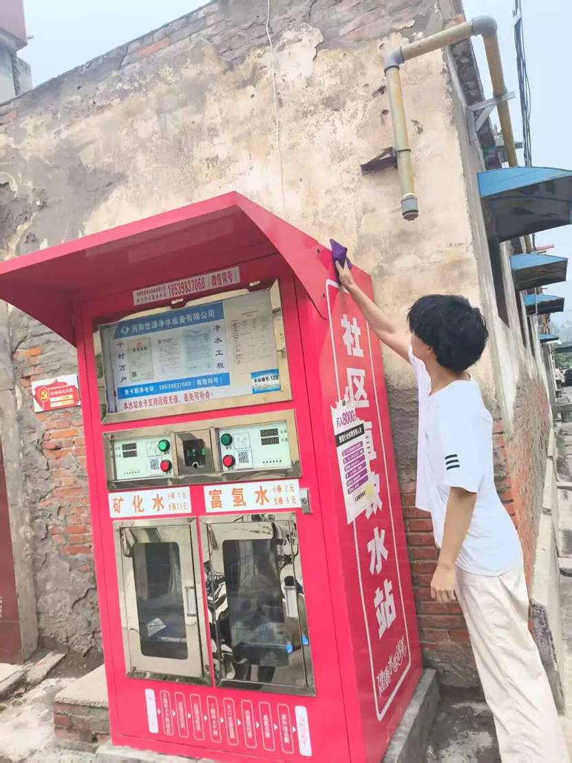 人站在建筑前 AI 生成的内容可能不正确。