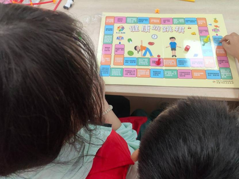 电脑前的小孩 AI 生成的内容可能不正确。