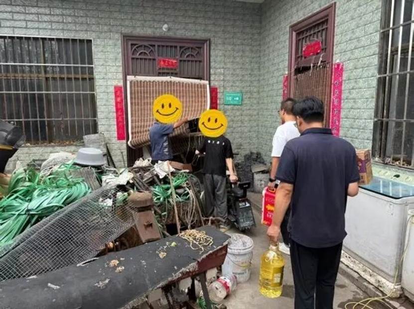 人们在看台上的人在厨房里 AI 生成的内容可能不正确。