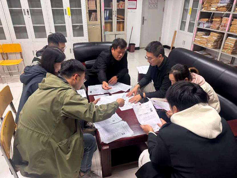 一群人正在用餐聊天 AI 生成的内容可能不正确。