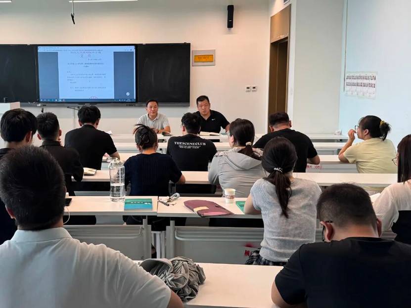 会议室里的人们 AI 生成的内容可能不正确。