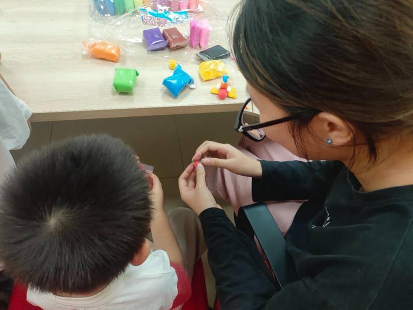 图片包含 人, 女人, 年轻, 小孩 AI 生成的内容可能不正确。