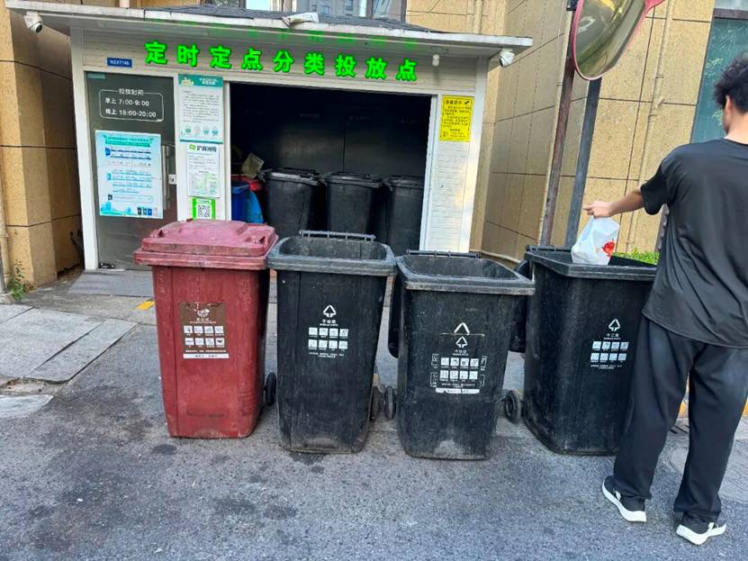 街道边立着广告牌子 AI 生成的内容可能不正确。